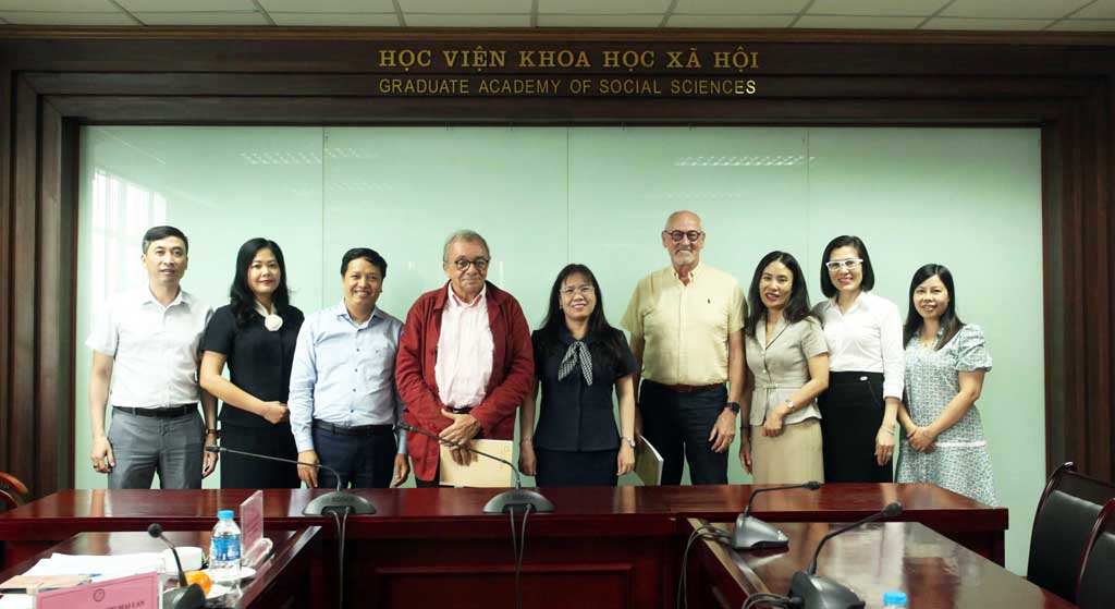 Học viện KHXH chụp ảnh lưu niệm cùng Đoàn chuyên gia của AUF.